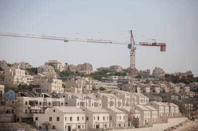 אסון: מנוף פגע בבניין והפיל ילד מקומה רביעית
