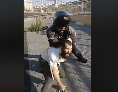 הרשת סוערת: שוטר מכה חרדי לעיני אשתו וילדיו. צפו