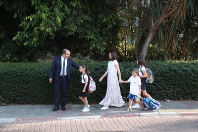 גלריה: משפחת בנט פותחת את שנת הלימודים. צפו