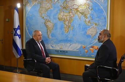 עיתונאי איראני בלשכתו של שר הבטחון