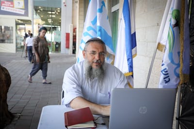 מחאה על הרצח; לשכת ראש המועצה עברה לזירת הפיגוע