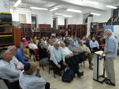 "מצד אחד איש תורה, מצד שני איש של גנרטורים וקראוונים"