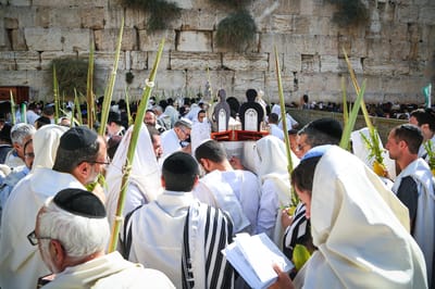 צפו: רבבות במעמד ברכת הכהנים בכותל המערבי