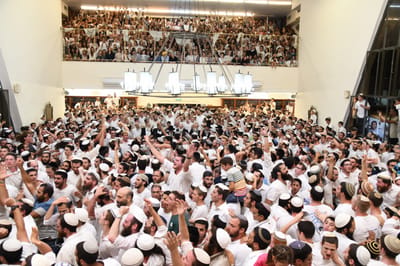 גלרית ענק: שמחת בית השואבה ב'מרכז הרב'. צפו