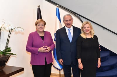 מרקל מכחישה: "הביקור לא הותנה בפינוי חאן אל אחמר"