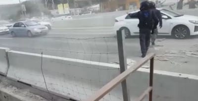מחאת המלט: המוחים פיזרו שקי מלט על הכביש. צפו