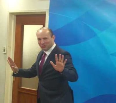 התגובה המוזרה של בנט להמלצות השוחד נגד נתניהו