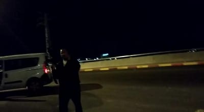 צפו: יהודים חסמו את הכביש, המאבטח ירה באוויר