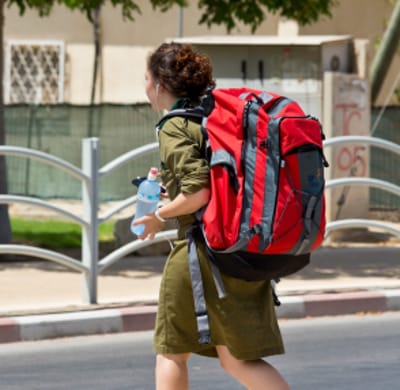 "אין מוסד או יישוב דתי שאין בו בנות שמתגייסות לצבא"