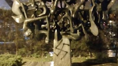 צלב קרס רוסס על אנדרטה לזיכרון השואה ביוון