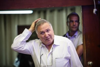 "מאכער העולם": הפרופיל של האיש הכי קרוב לנתניהו. צפו