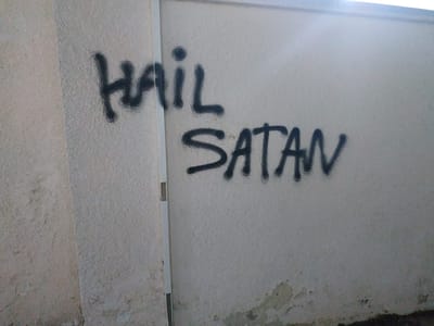 גרפיטי של כת השטן על קיר בית כנסת בנתניה