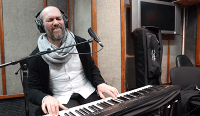 צפו: יונתן רזאל חוזר לשתף פעולה עם אמן מפתיע