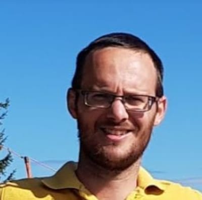 מכנסיים לנשים? לא צריך "להציל את ההלכה"/ תגובה