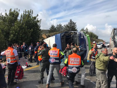 שני הרוגים ועשרות פצועים בהתהפכות האוטובוס
