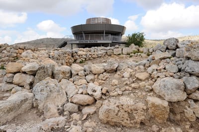 במצוות הכומר, עלתה לשילה הקדומה ונפקדה בבן