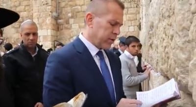 צפו: גלעד ארדן בתפילת הודיה על ההישג בפריימריז