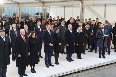 צפו: נתניהו וסגן נשיא ארה"ב באנדרטה לגטו ורשה