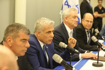 ח"כ בכחול לבן: "מפלגות מהימין מנהלות איתנו מו"מ"