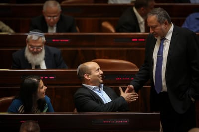 בנט ושקד חתמו על הסכם עודפים עם ליברמן