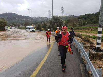 כבאים מחלצים מיניבוס שנתקע בשיטפון בירושלים