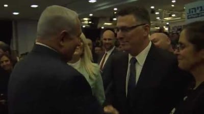 ימות המשיח: צפו בלחיצת היד בין נתניהו לסער