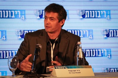 האמנם אין ימין ואין שמאל? מספר שאלות ליועז הנדל