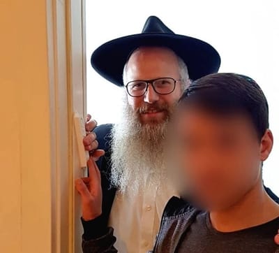 הצעיר מהכפר הערבי קבע מזוזה בדירתו