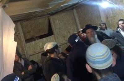 שוטרים פרצו לשיעור של הרב דב ליאור. צפו