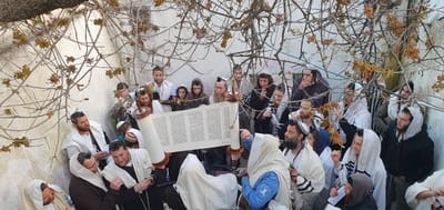 ליד זירת הפיגוע: משפחת הרב אטינגר הי"ד קראו מגילה