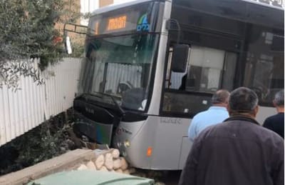 נהג אוטובוס דיבר בטלפון והתנגש בחצר בית. צפו