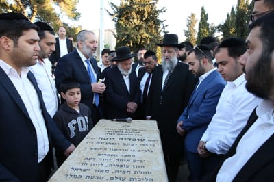 תפילה בקבר הרב עובדיה: "ספרדי צריך להצביע ש"ס"