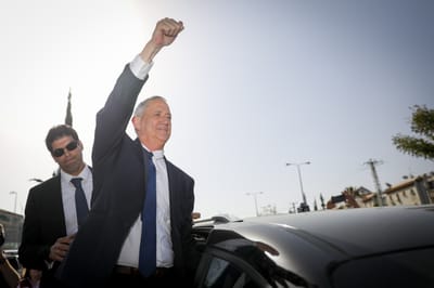 דיווח: גנץ דרש שני רכבי יוקרה. תגובתו: "שקר בוטה"