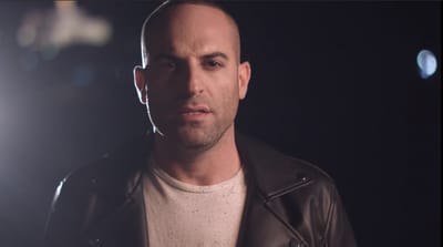 פותח את הלב: נועם מיכאל בשיתוף פעולה מפתיע. צפו
