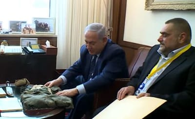 מרגש • צפו: נתניהו קיבל פריטים אישיים של אחיו יוני