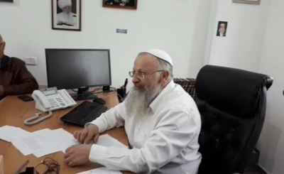 צפו: הרב שמואל אליהו מוכר את החמץ של גולשי 'סרוגים'