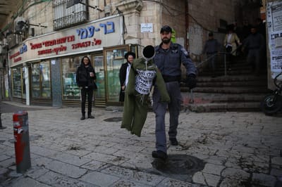 "לעילוי נשמת המן": חרדים קיצונים תלו בובת חייל צה"ל