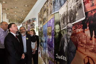 יום השואה בכנסת: הרב חיים דרוקמן ידליק נר זיכרון