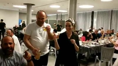 צפו: אלדד יניב מחלק ברכות לנתניהו ועידית סילמן