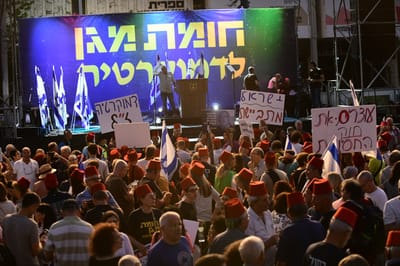 עשרות אלפים מפגינים נגד נתניהו: "לא נהיה כבשים"