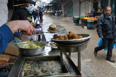 הם לא האמינו מי עומד איתם בתור לפלאפל • צפו: