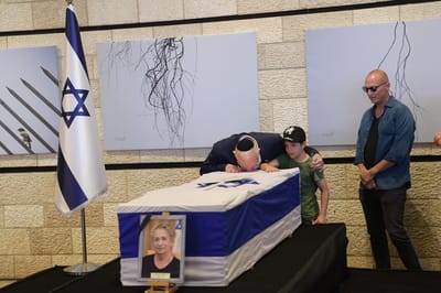 צפו: הנשיא ריבלין אומר קדיש לזכרה של רעייתו