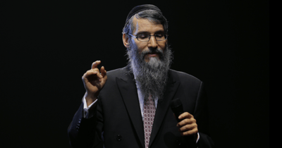 "אבא": אברהם פריד משיק דואט חדש ומרגש. צפו