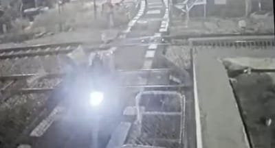 צפו: אופנוען דוהר ופורץ מחסום של מסילת רכבת