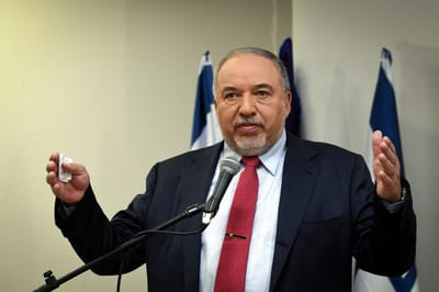 ליברמן בתגובה ראשונה להחלטה נגד נתניהו