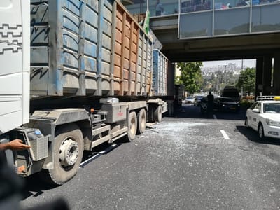 משאית התנגשה בגשר מעל קניון רמות