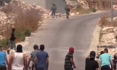 אוי לבושה: לוחמי צה"ל נמלטים ממיידי אבנים