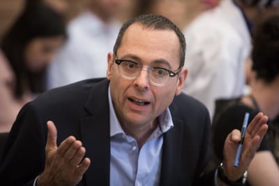 "שקרים והנפצות": עימות בין צבי האוזר למיקי זוהר