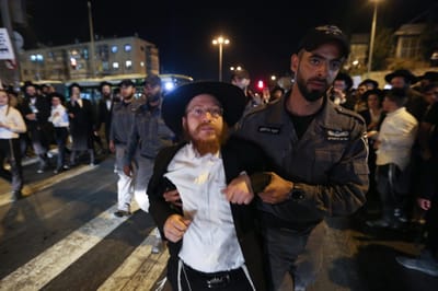 תיעוד מכוער: מקרה שלישי של שוטר מושך בפאות חרדי