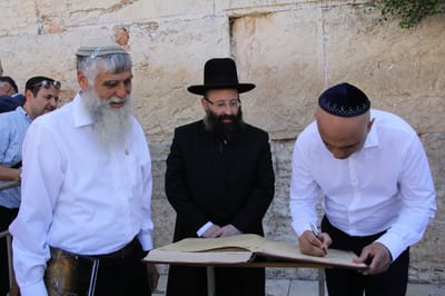 לראשונה: שר הפנים של בריטניה ביקר בכותל המערבי